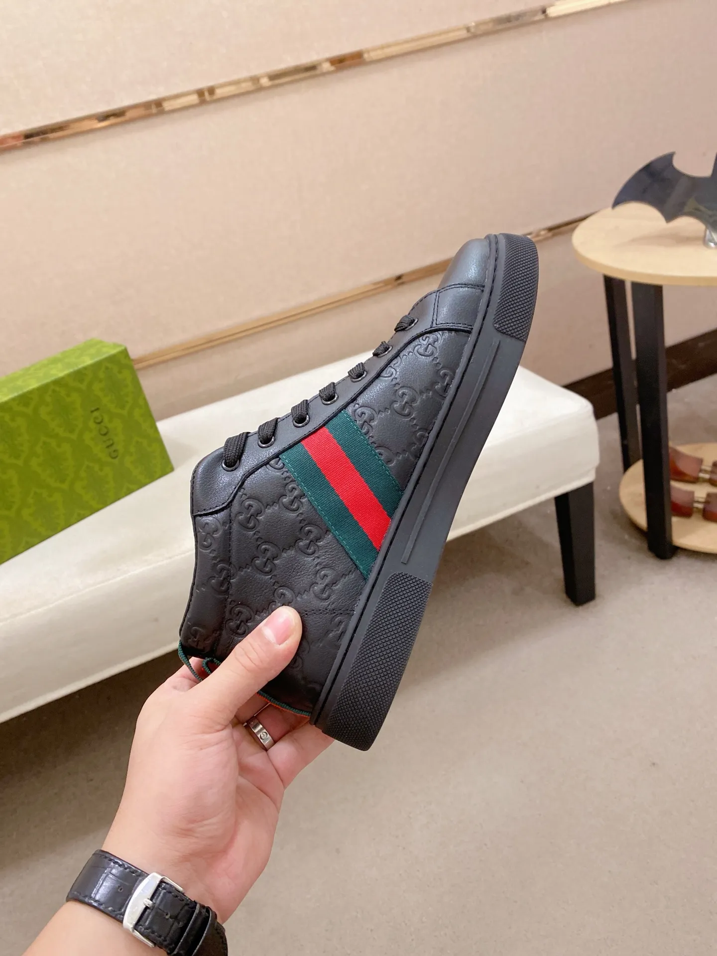 Factory price: 480💰 (GUCCI) The latest model from the official website 🎁🎁Casual and fashionable men's shoes👟, hot style 💥The version is simple and elegant, exclusive for trendy men. Unique official website latest brand elements 👑Gucci original decoration, fashionable and generous, the fabric is original cowhide ✅sheepskin lining, the official website specifies wear-resistant casual outsole, the classic model is taken in kind at the counter🎬38-44 (45 is not returned or exchanged)